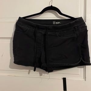 Mid-rise black shorts